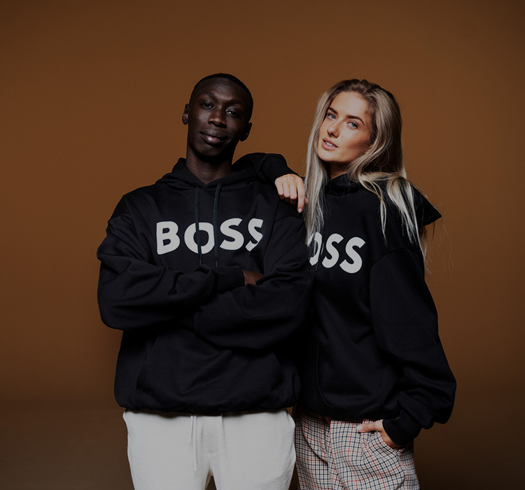 Powerful Brands – Khaby Lame und Alicia Schmidt in dunklem BOSS Hoodie (Foto)