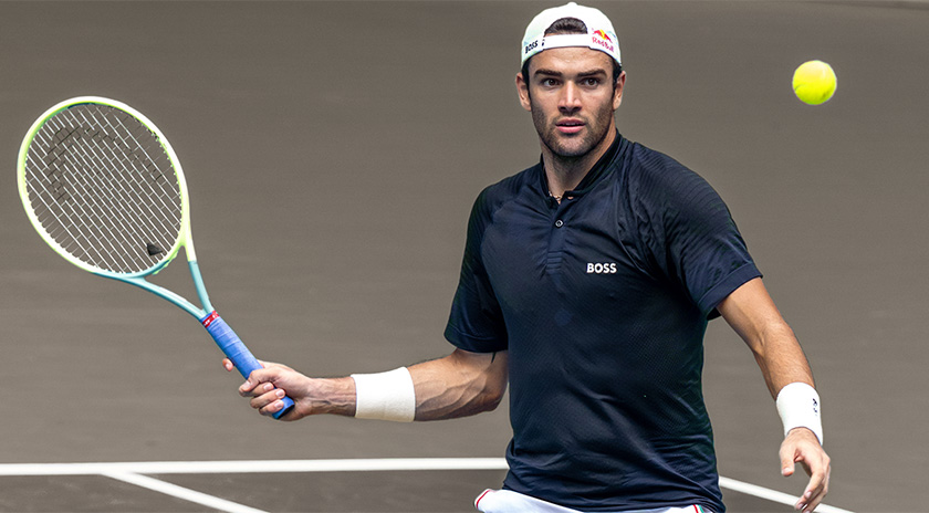 Powerful Circles – Tennisspieler Matteo Berrettini auf dem Spielfeld im BOSS Shirt (Foto)